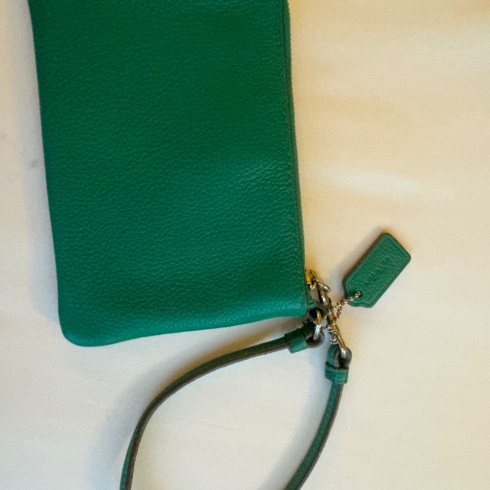 Coach Kelly green wristlet - Picture 2 of 5